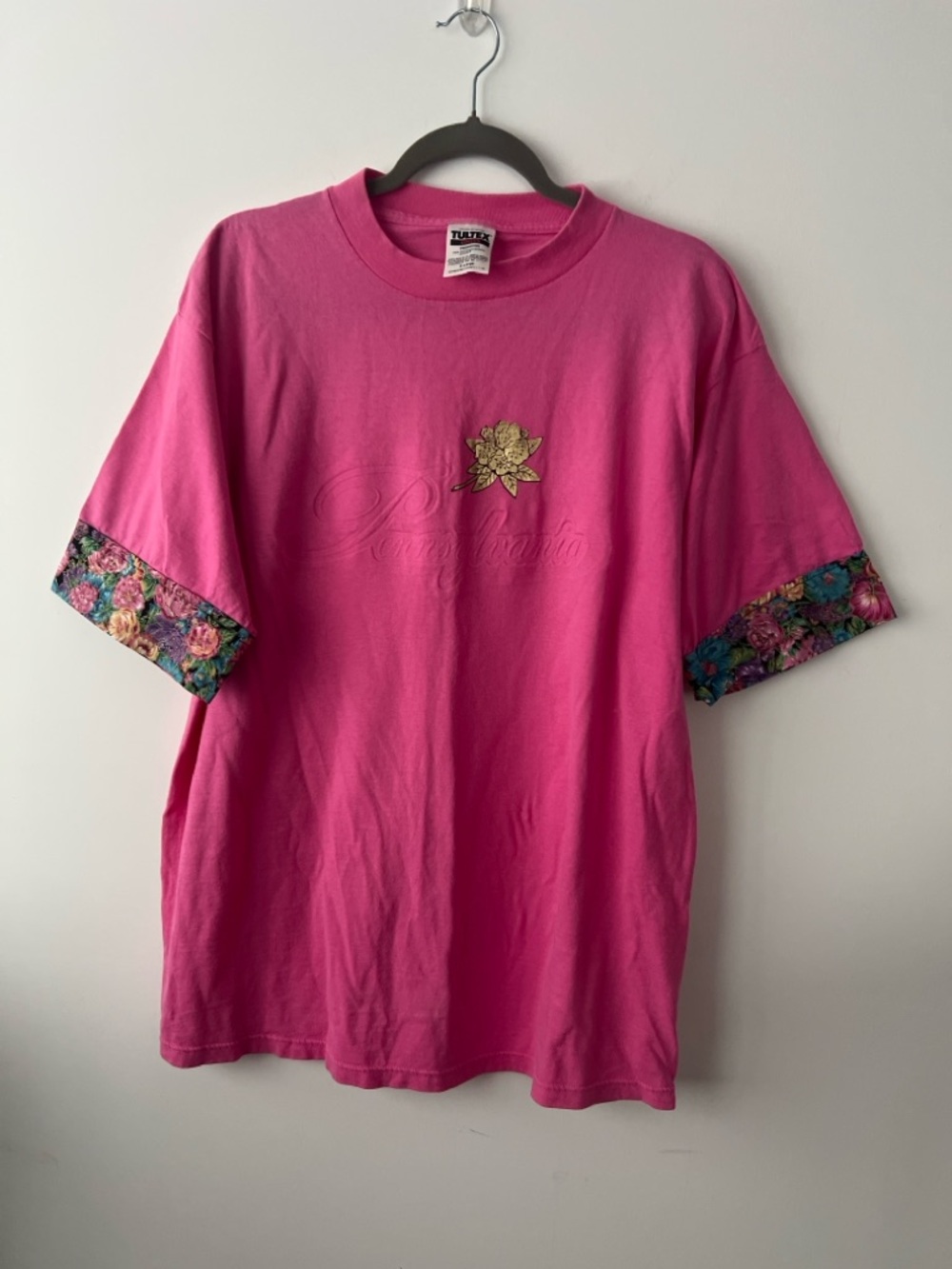 Vintages upcycled Tultex Hot Pink Floral Trim Short Sleeve Tee, XL